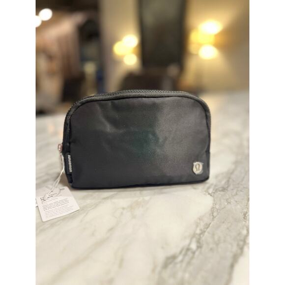 Lululemon Athletica Handbags - NWT Lululemon Everywhere Belt Bag 1L Black